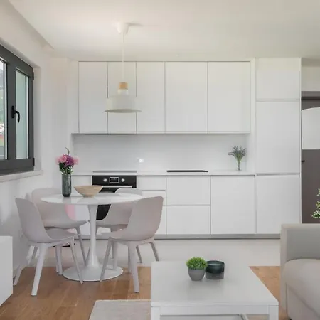 Apartments Amfora Dino * Μακάρσκα